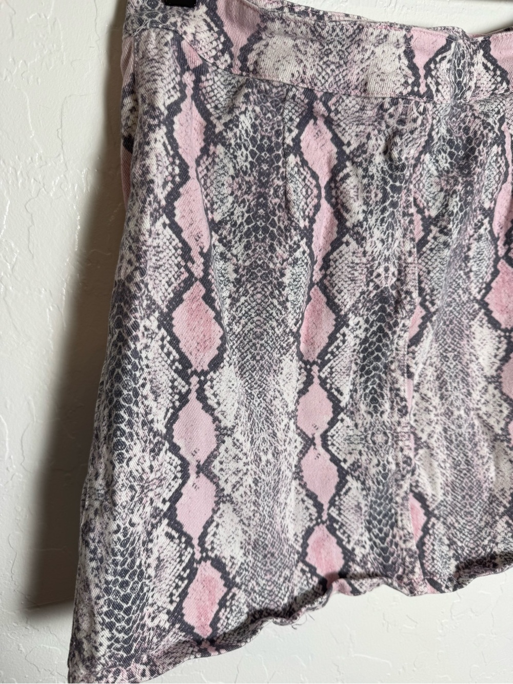 Altar’d State Pink Gray Snakeskin Print Zip-Front Mini Skirt - Picture 7 of 8